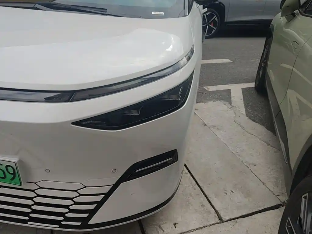 XPeng X9 — миниатюра 24