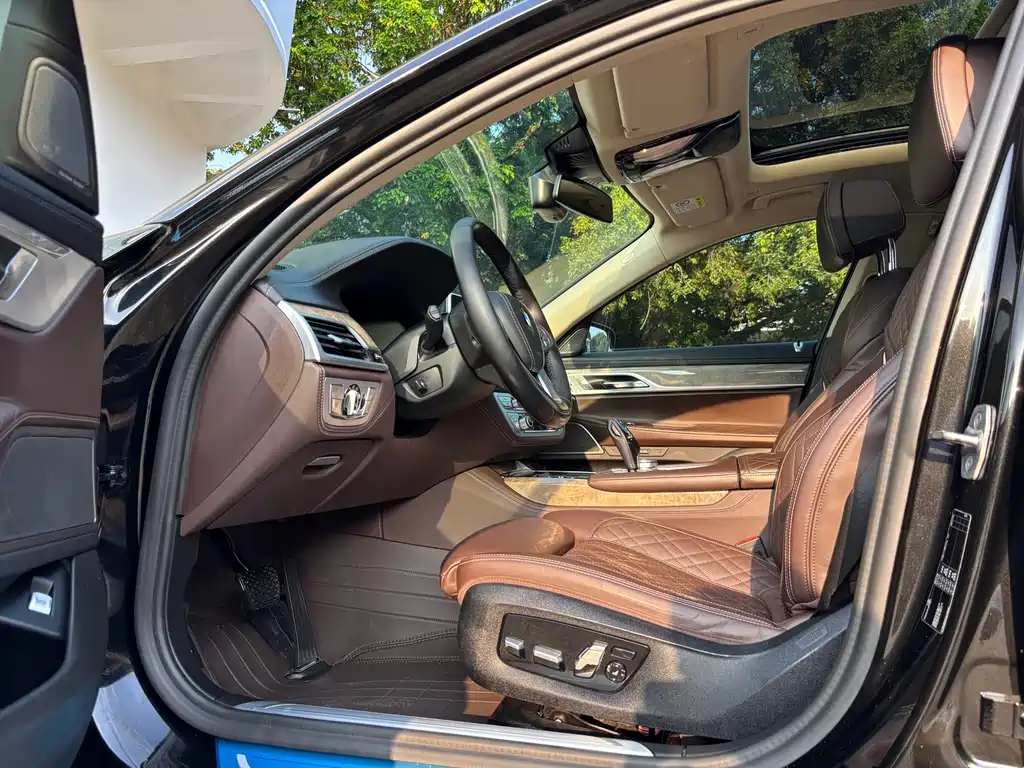 BMW 7 Series — миниатюра 5