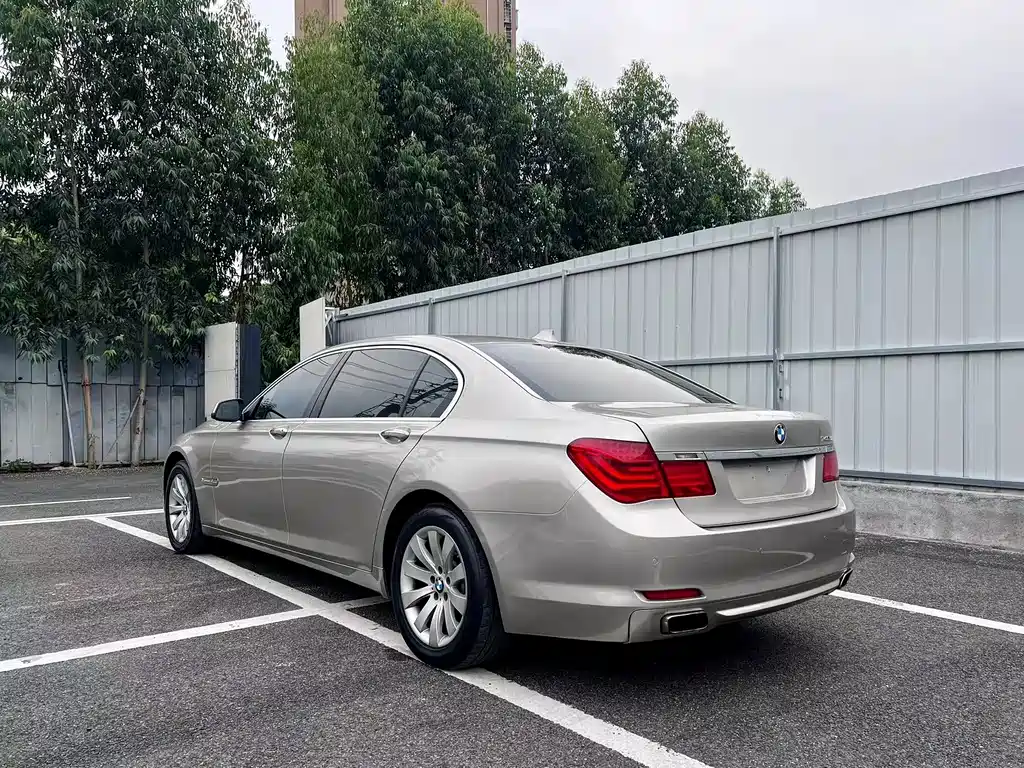 BMW 7 Series — миниатюра 6