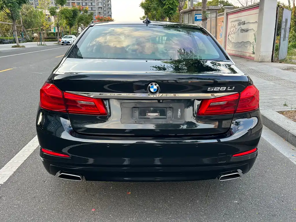 BMW 5 Series — миниатюра 12