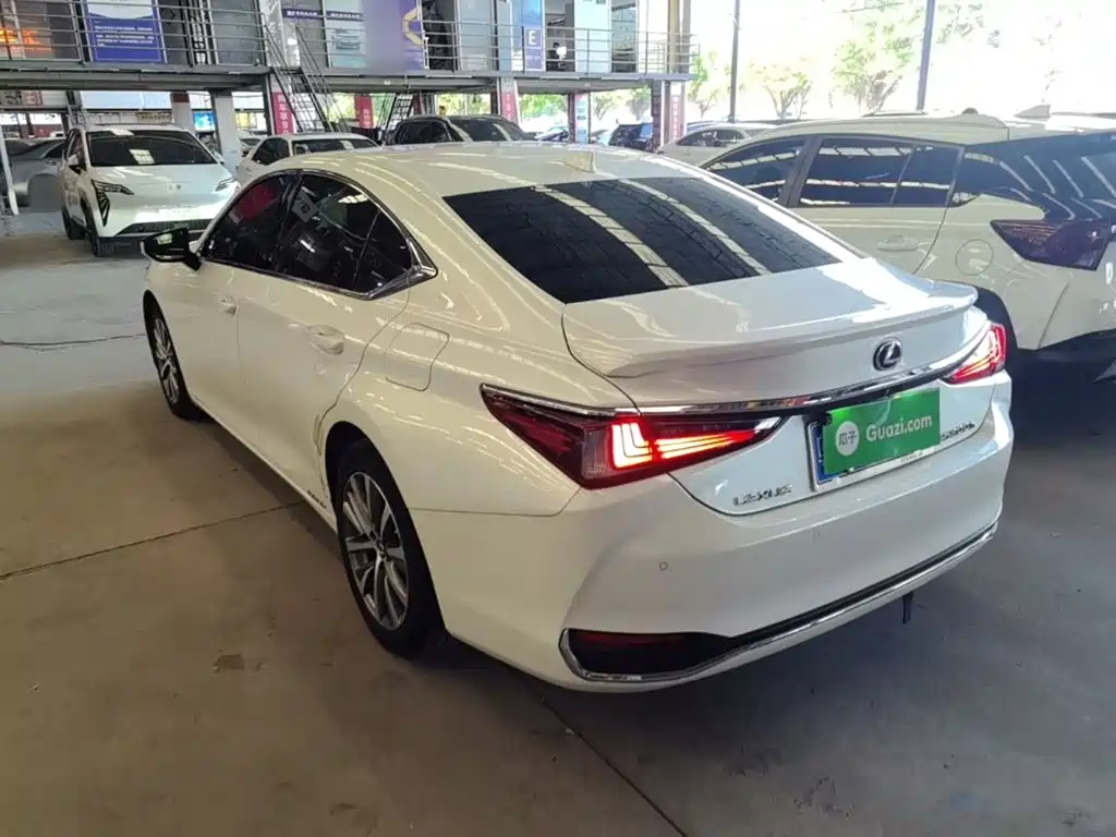 Lexus ES — миниатюра 5
