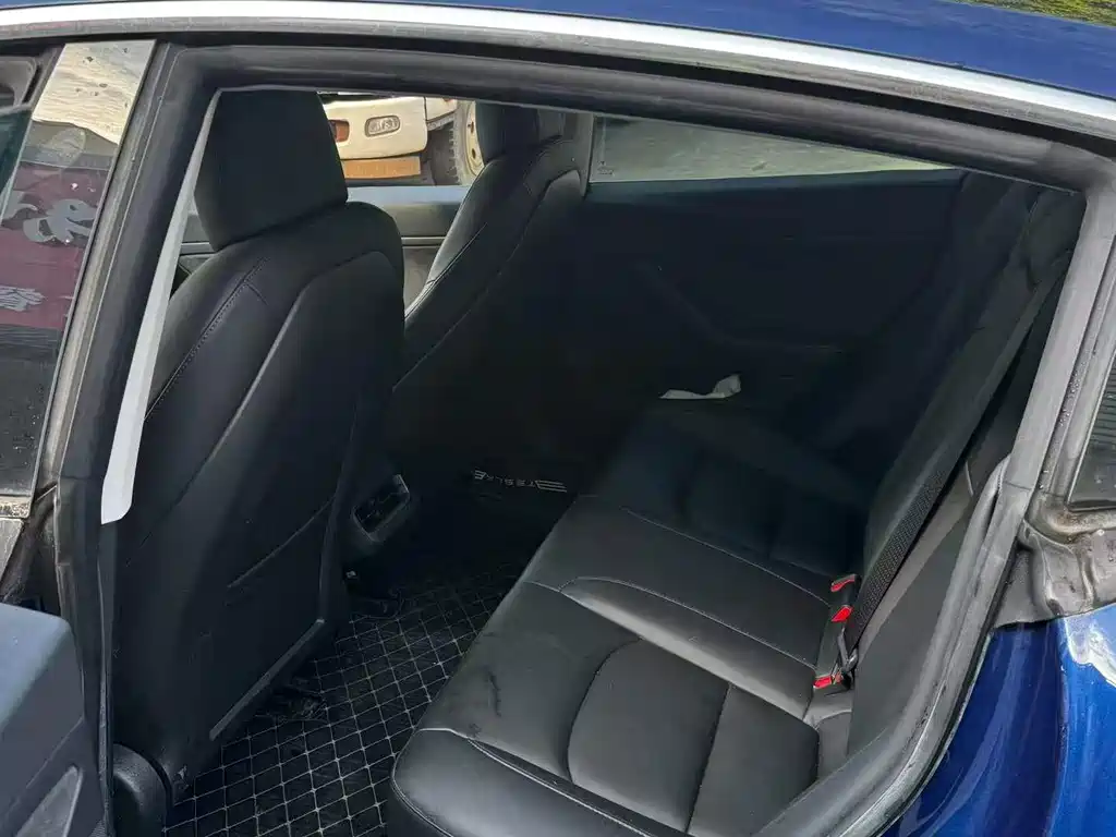 Tesla Model 3 — миниатюра 3