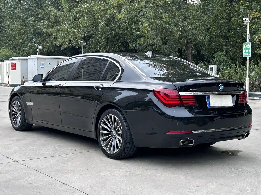BMW 7 Series — миниатюра 6