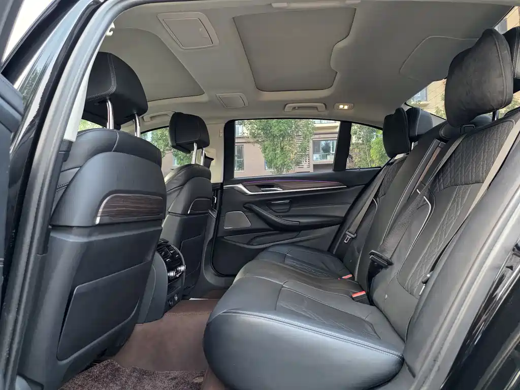 BMW 5 Series — миниатюра 10