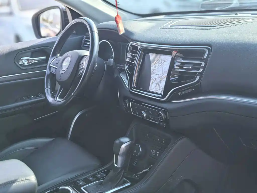 Jeep Grand Commander — миниатюра 13