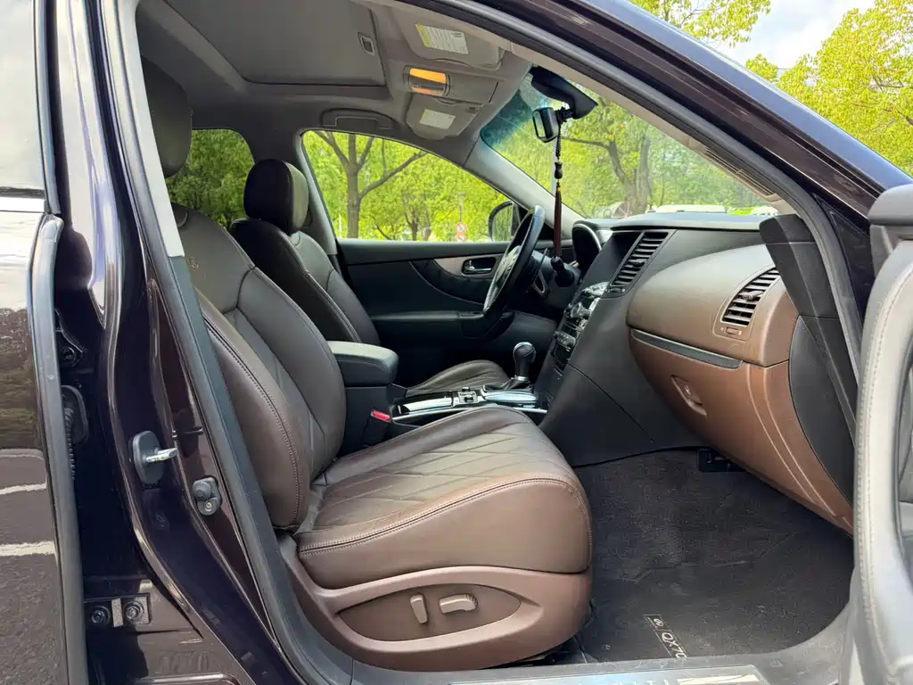 Infiniti QX70 — миниатюра 12