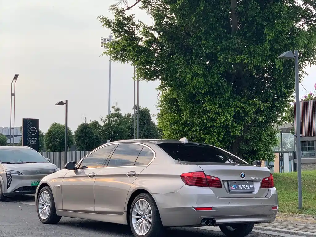 BMW 5 Series — миниатюра 4