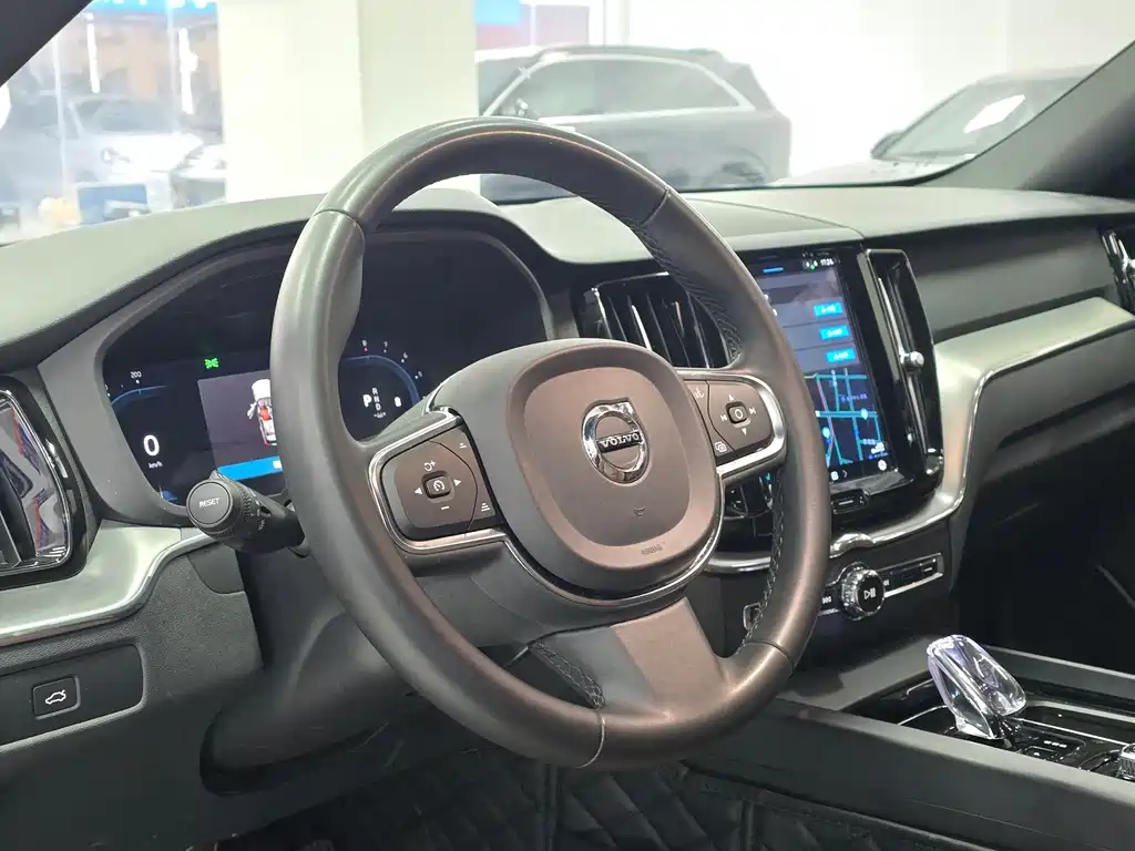 Volvo XC60 2023 B5 Luxury