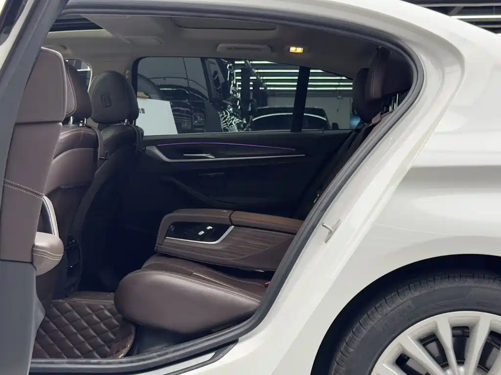 BMW 5 Series — миниатюра 9