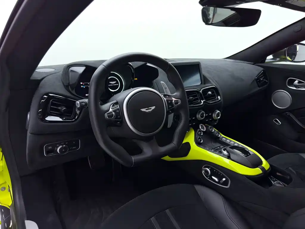 Aston Martin V8 Vantage — миниатюра 20