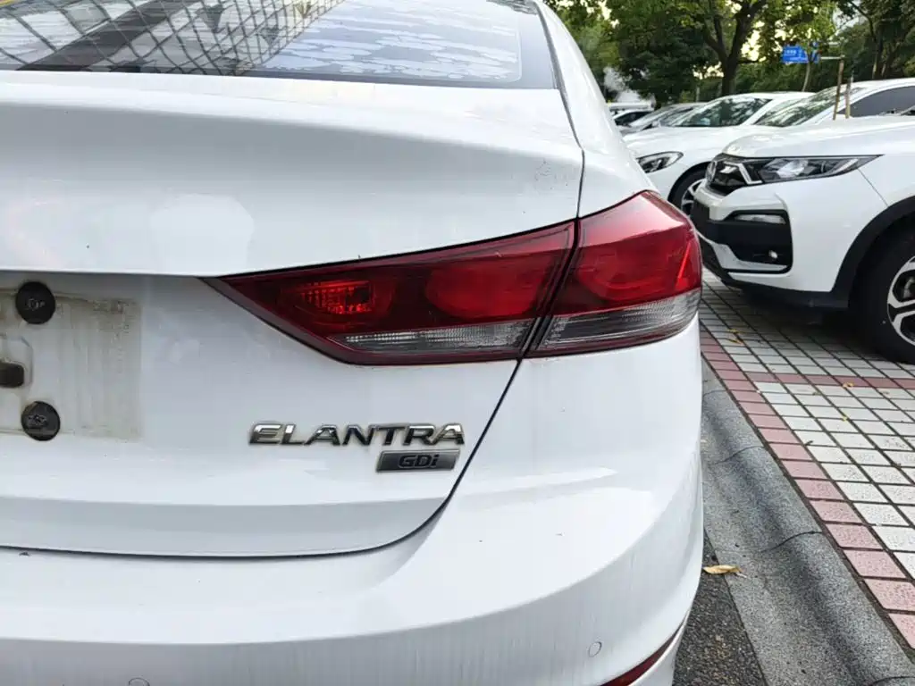 Hyundai Elantra — миниатюра 8