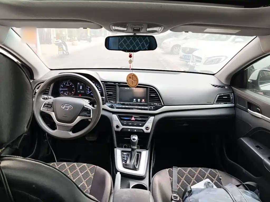 Hyundai Elantra — миниатюра 10