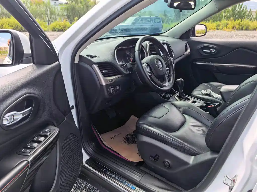Jeep Cherokee — миниатюра 7