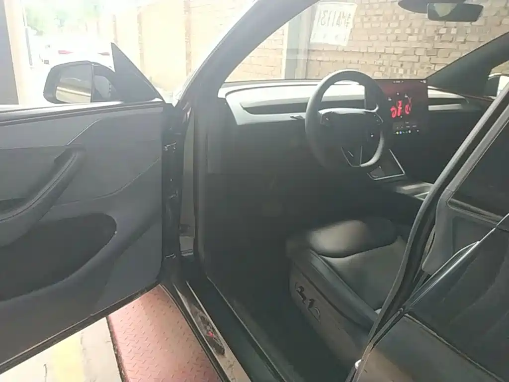 Tesla Model Y L — миниатюра 16