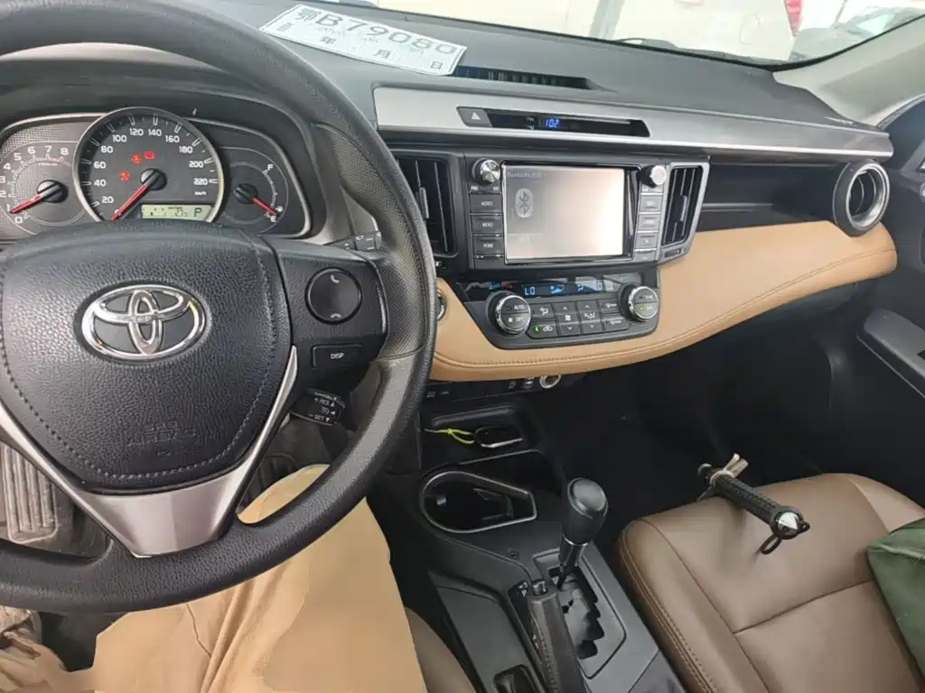 Toyota RAV4 — миниатюра 10