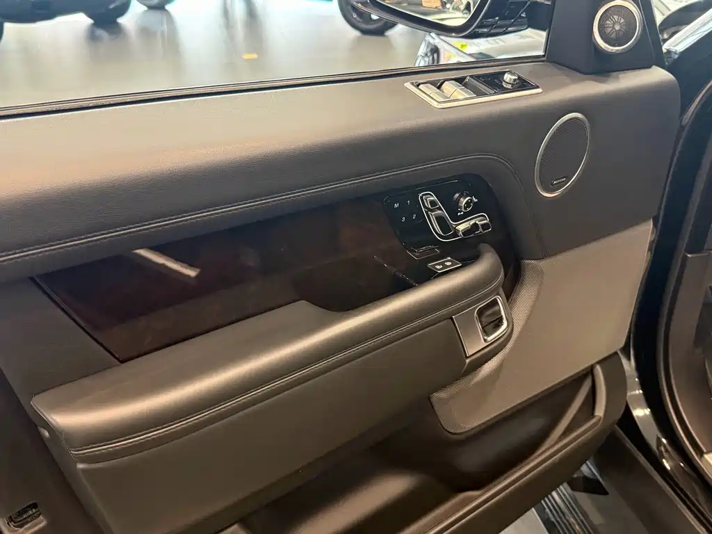 Land Rover Range Rover — миниатюра 7
