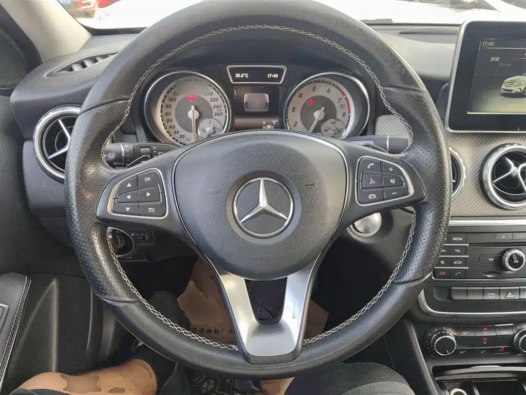 MERCEDES-BENZ  GLA