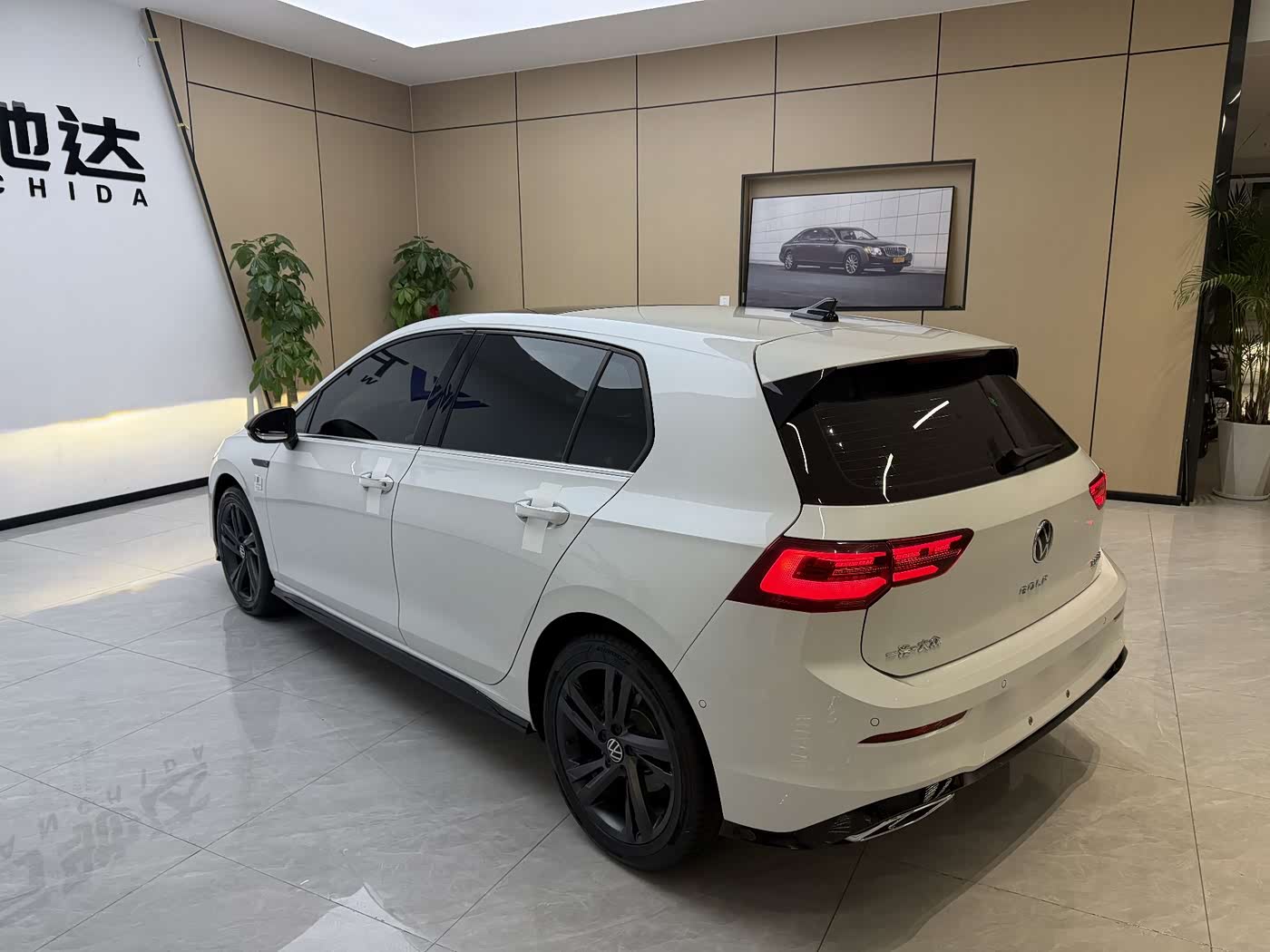 Volkswagen Golf 1.4 л 2024 г. Белый, пробег 8800 км