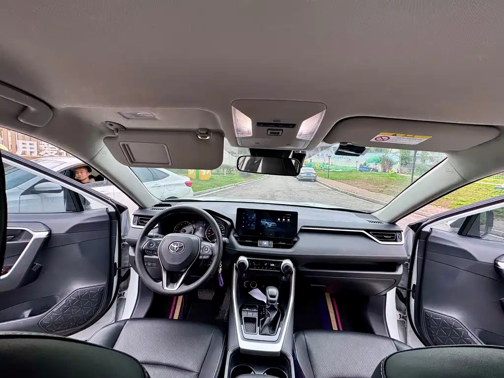 Toyota RAV4 — миниатюра 10