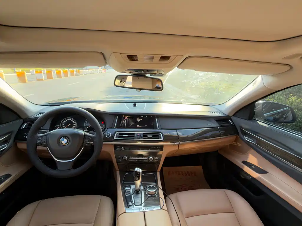 BMW 7 Series — миниатюра 5
