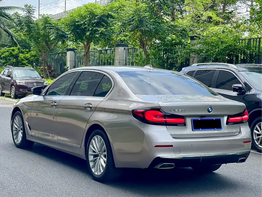 BMW 5 Series — миниатюра 7