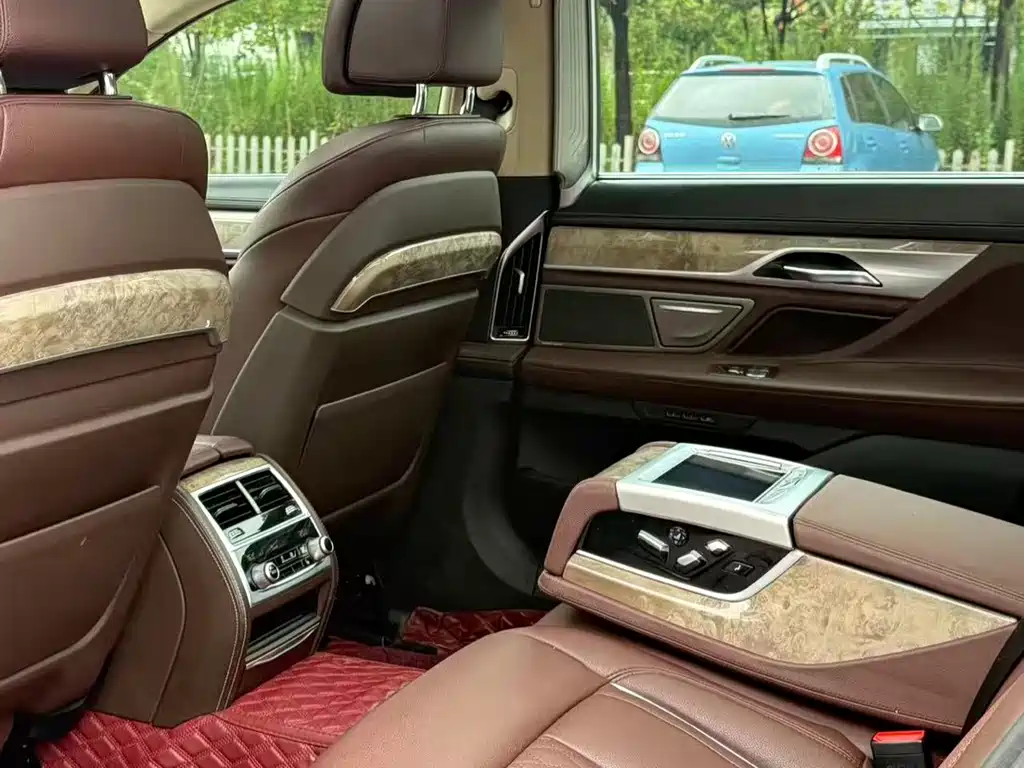 BMW 7 Series — миниатюра 6