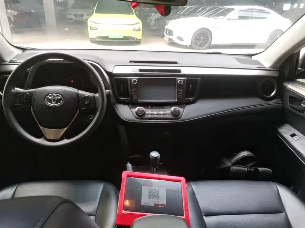 Toyota RAV4 — миниатюра 10
