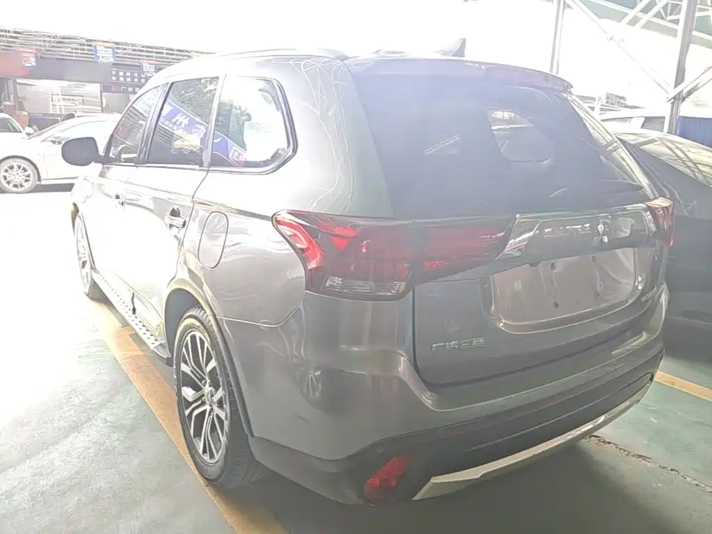 Mitsubishi Outlander — миниатюра 5