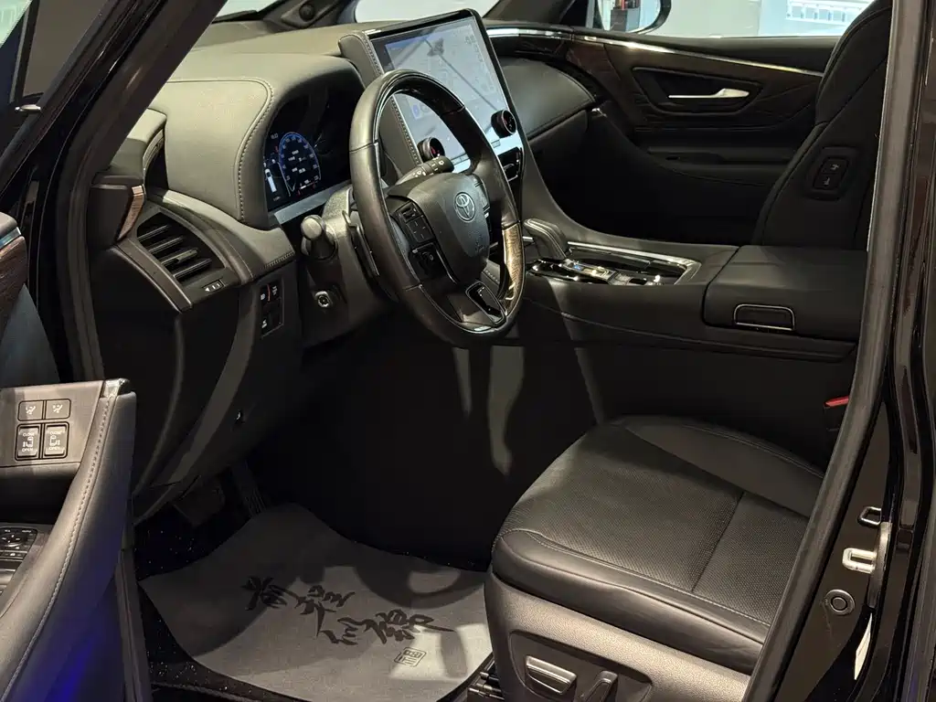 Toyota Alphard — миниатюра 6
