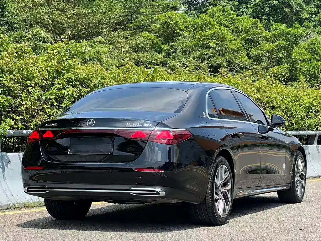 Mercedes-Benz E-Class — миниатюра 18
