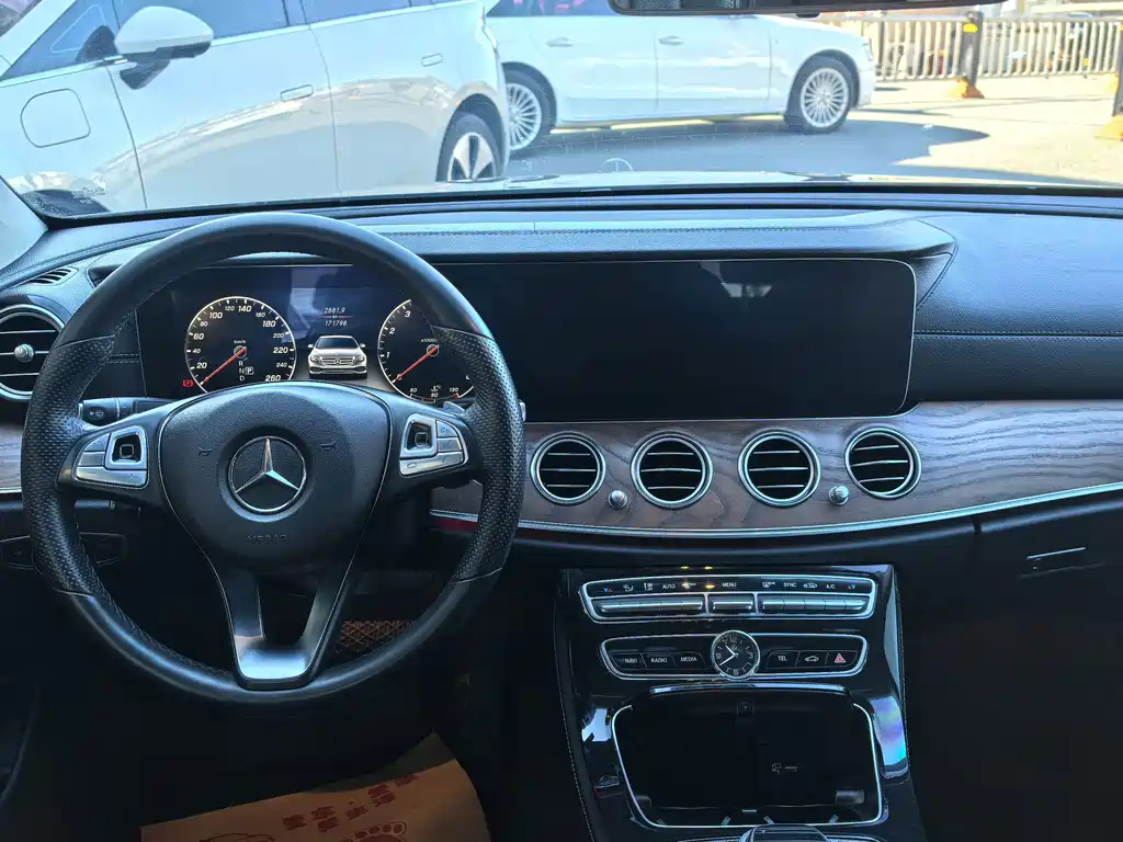 Mercedes-Benz E-Class — миниатюра 6