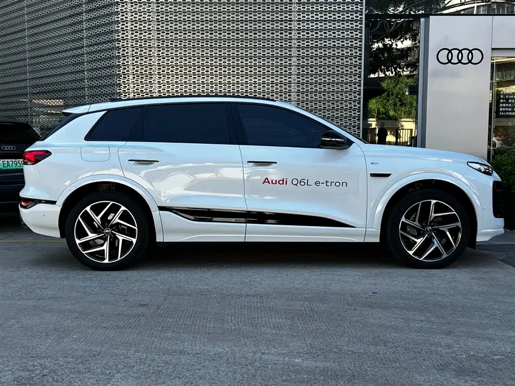 AUDI Q6L E TRON