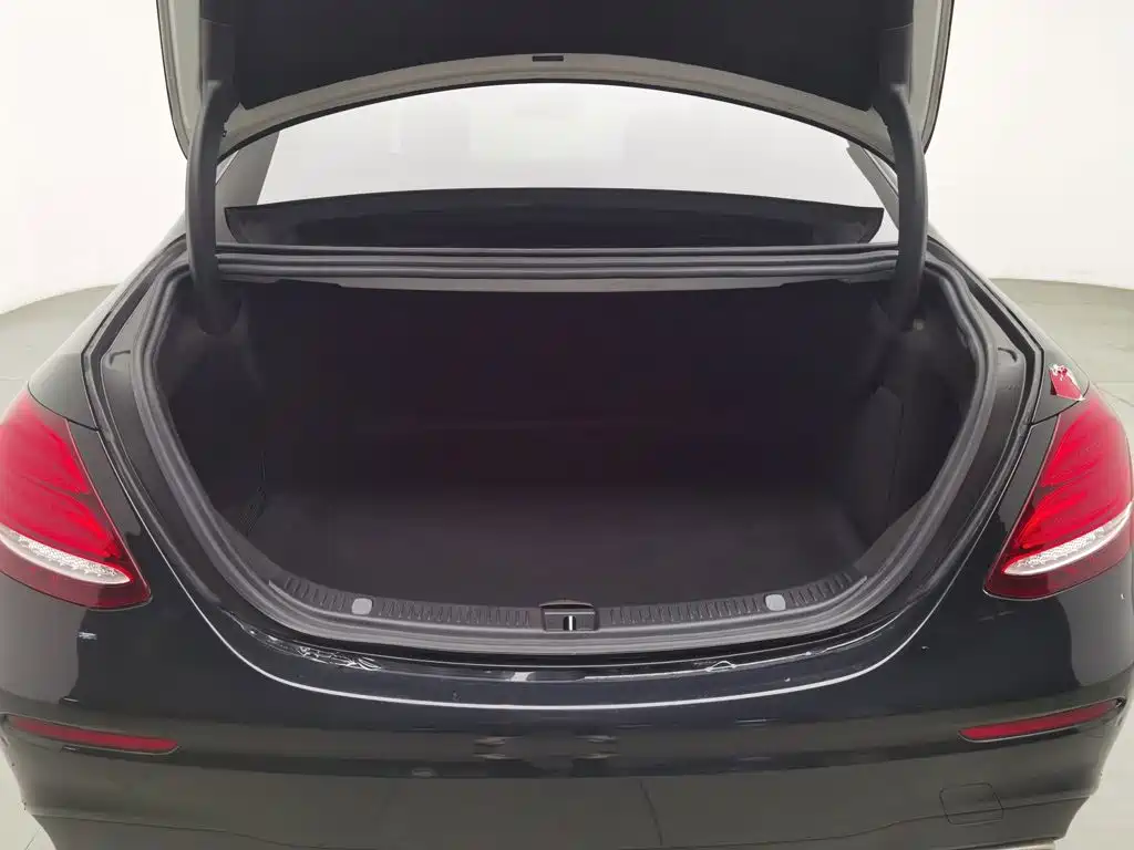 Mercedes-Benz E-Class — миниатюра 16