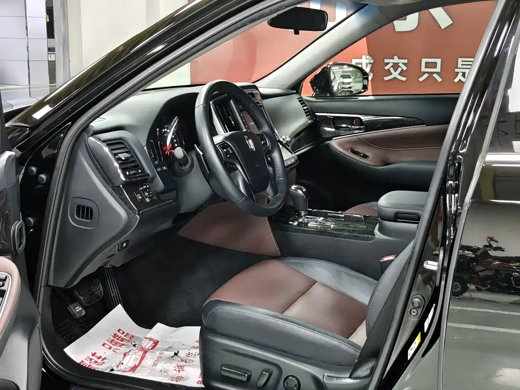 Toyota Crown — миниатюра 9