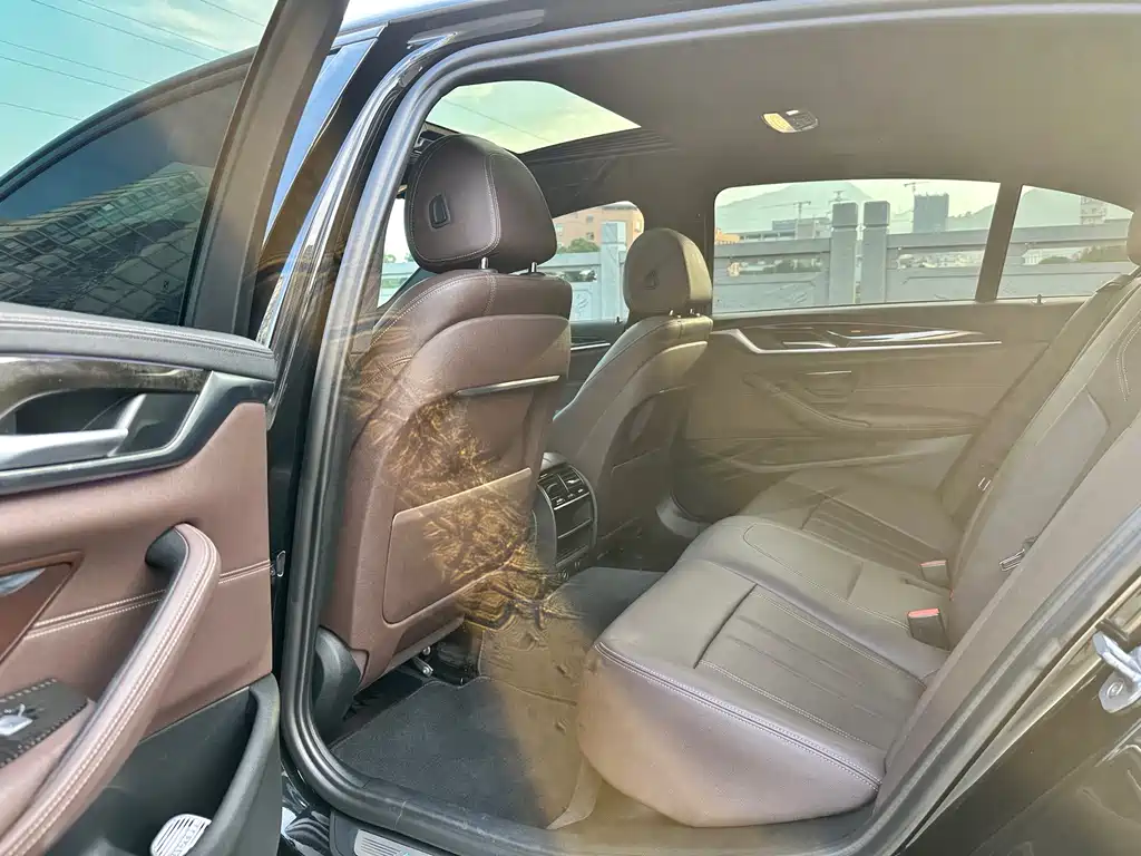 BMW 5 Series — миниатюра 4