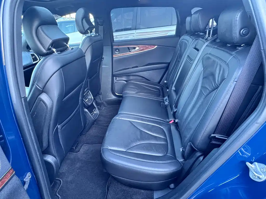 LINCOLN NAVIGATOR (IMPORT)