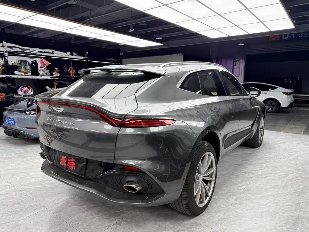 ASTON MARTIN DBX