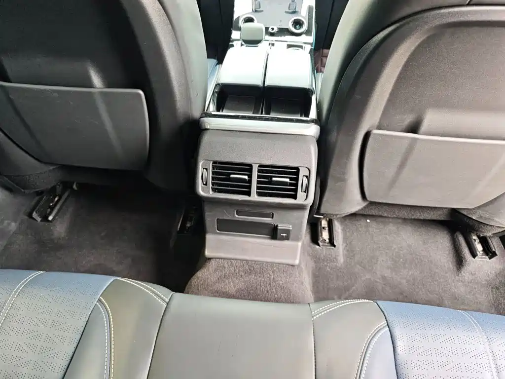 Land Rover Velar 250PS Shine Gold Collection Edition, фото 27
