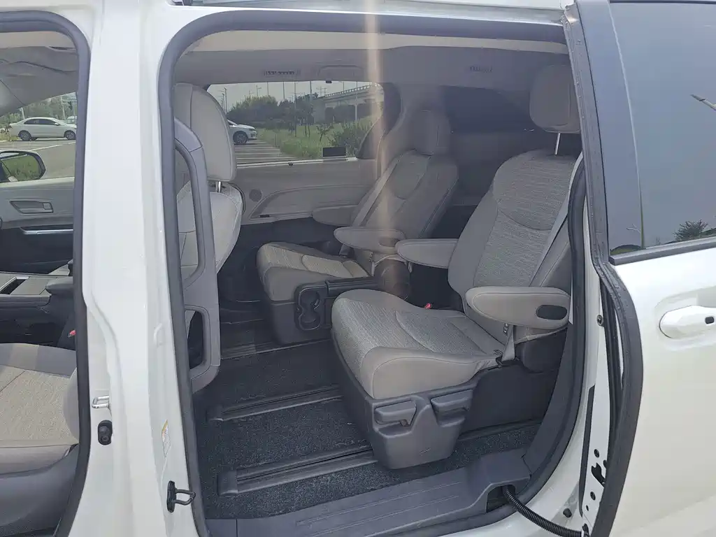 Toyota Sienna — миниатюра 6