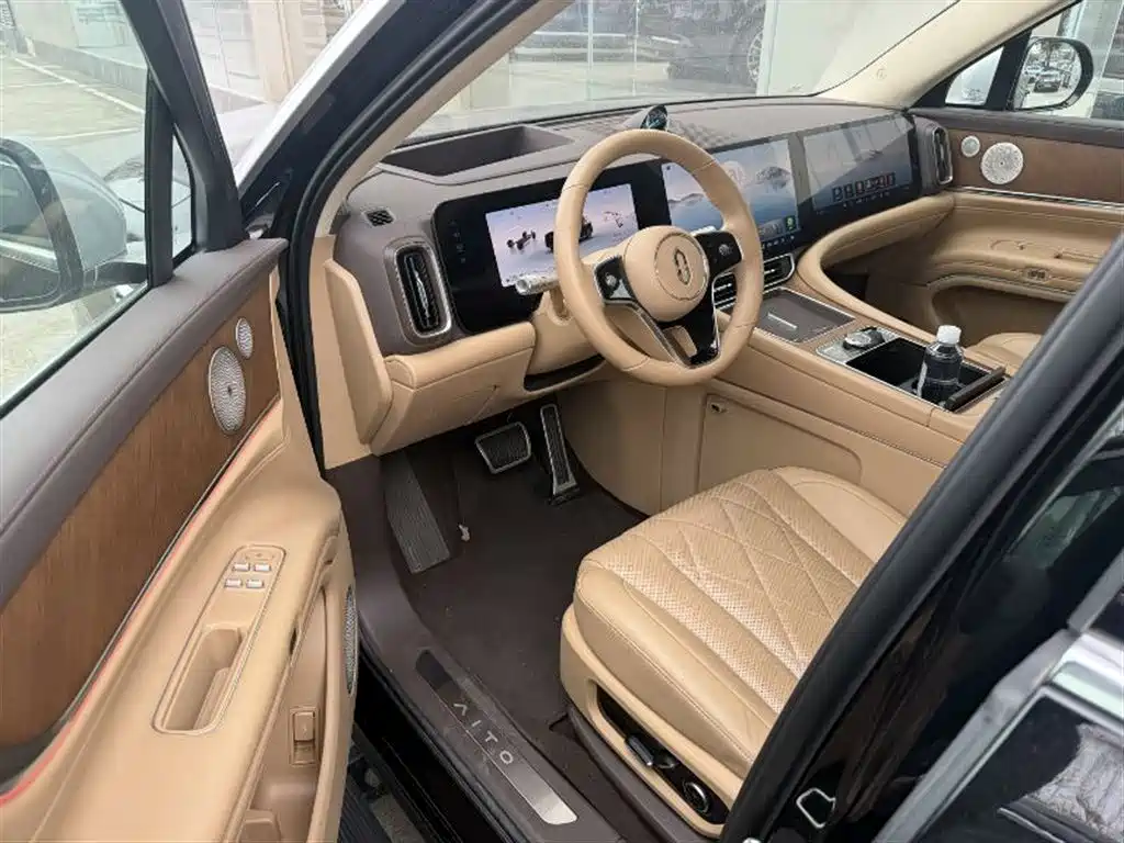 AITO ASK THE WORLD M9