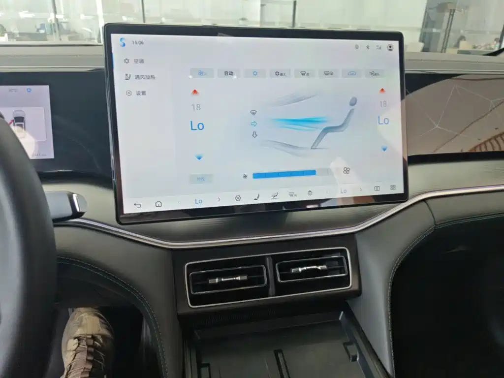 Заказать BYD L DM-i 2026 года за 2 667 819 ₽  из Китая