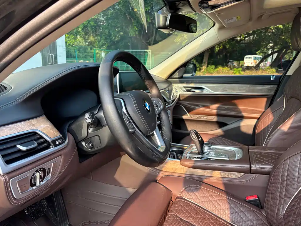 BMW 7 Series — миниатюра 6