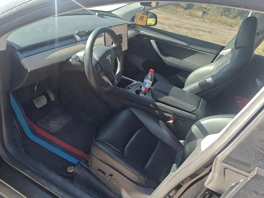 Tesla Model Y — миниатюра 9