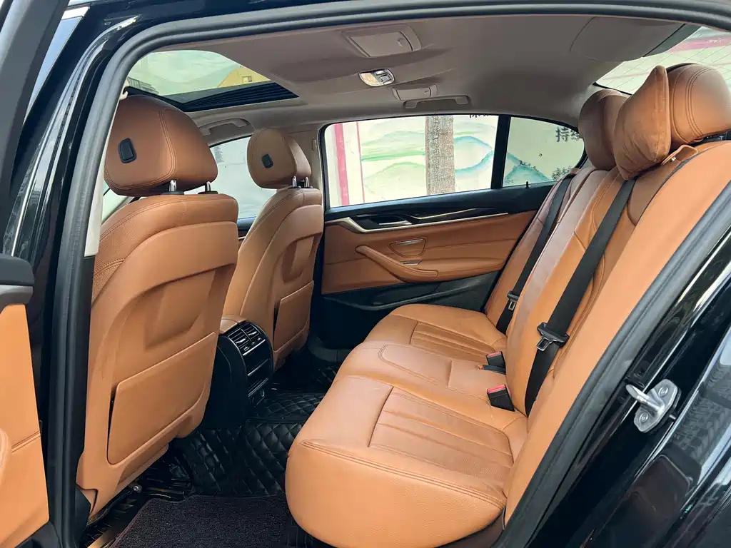 BMW 5 Series — миниатюра 8