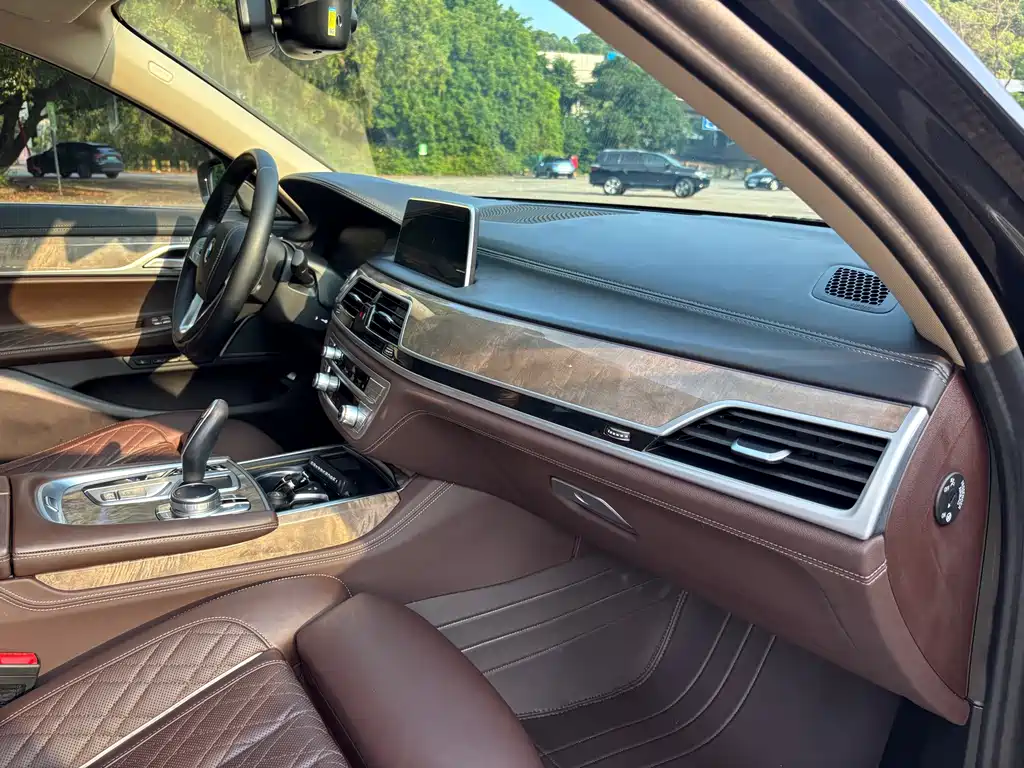 BMW 7 Series — миниатюра 12