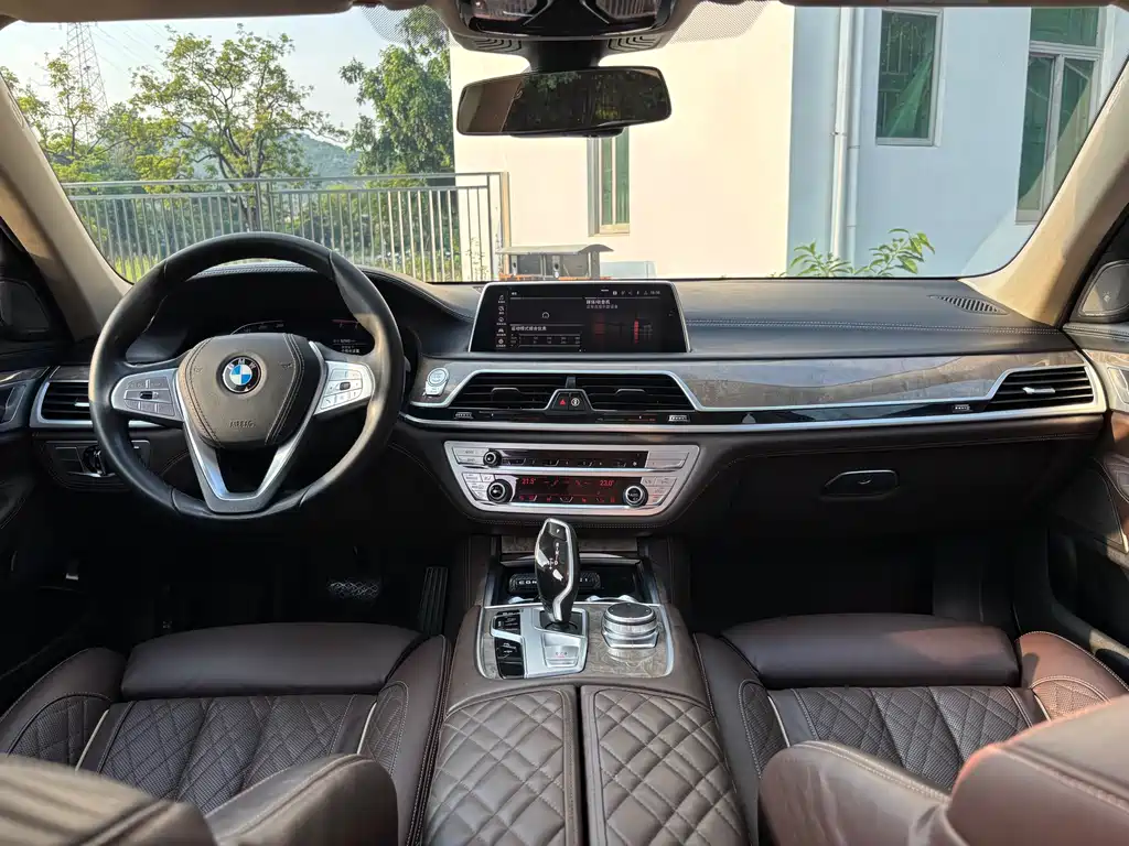 BMW 7 Series — миниатюра 21