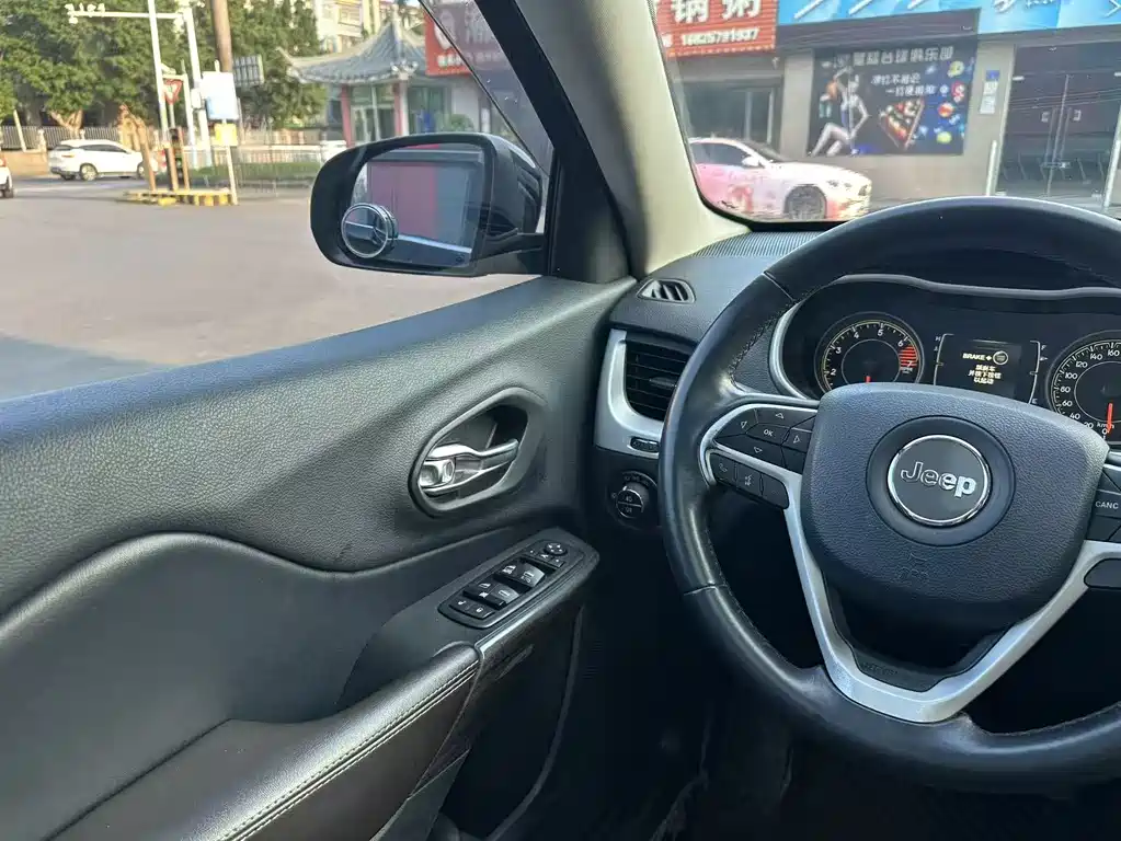 Jeep Cherokee — миниатюра 14
