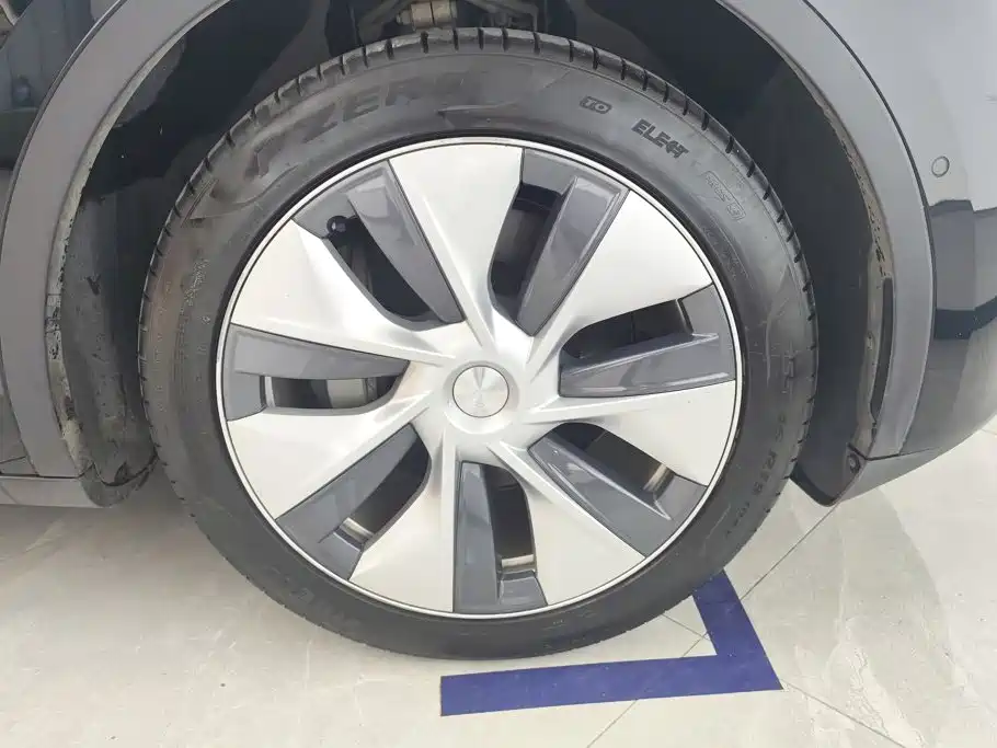 Tesla Model Y — миниатюра 6