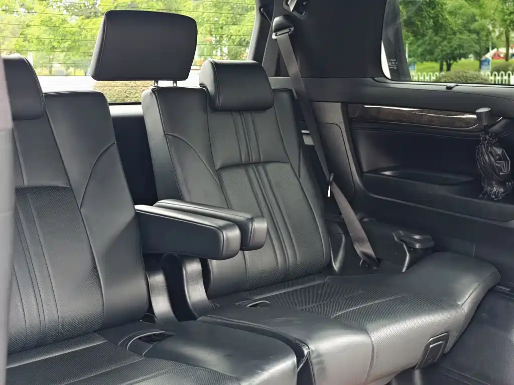 Toyota Alphard — миниатюра 10