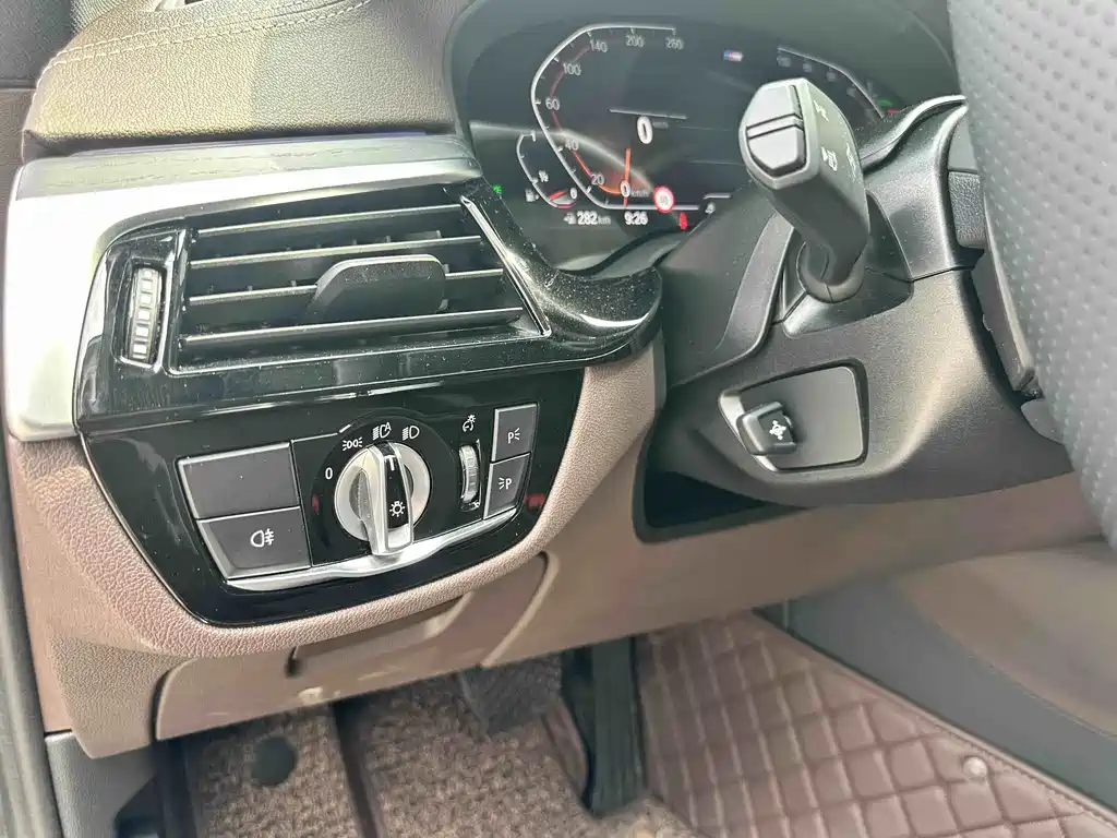 BMW 5 Series — миниатюра 12